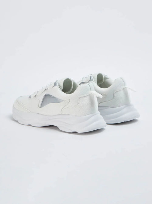 Sneaker with high sole