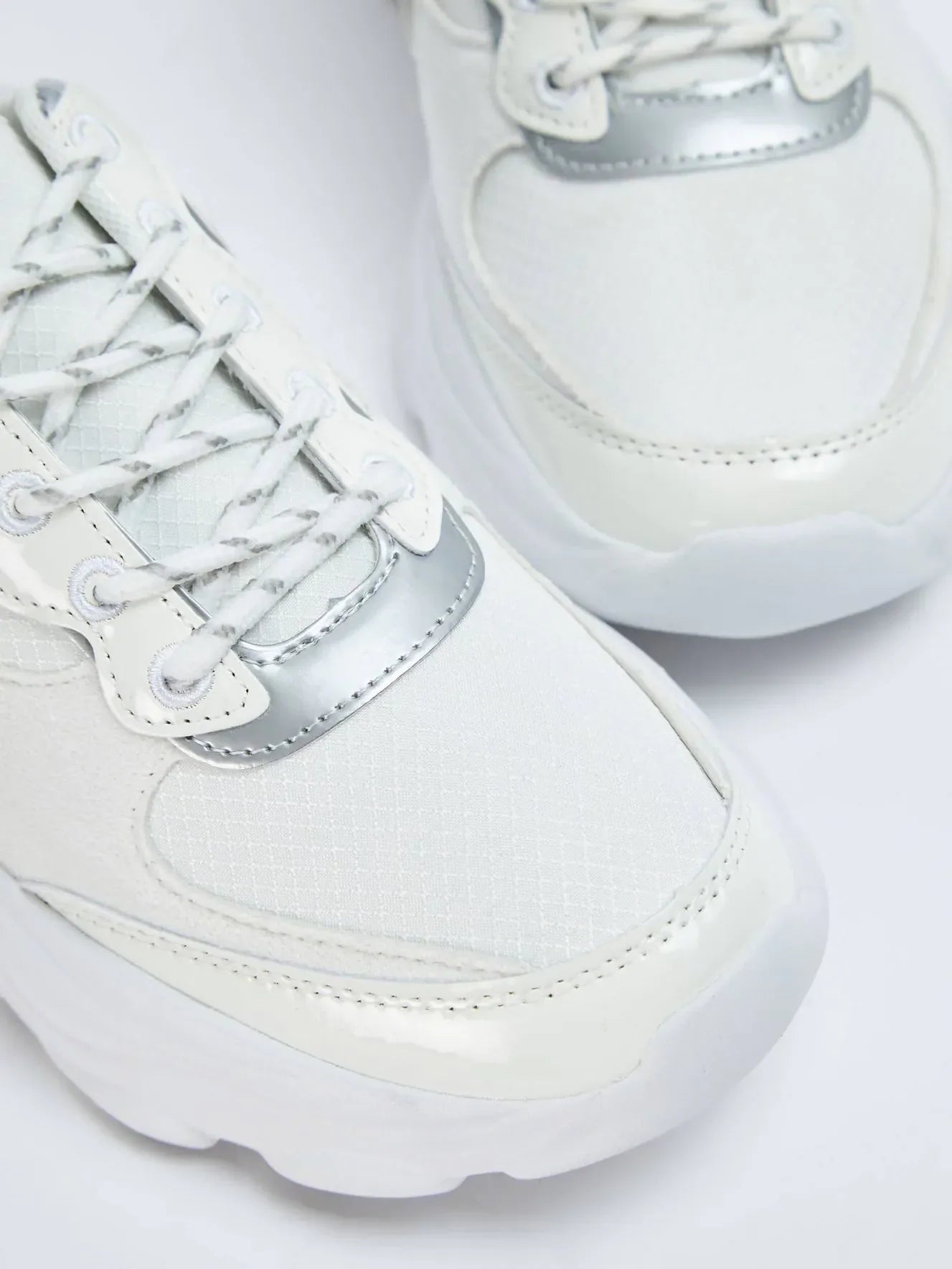 Sneaker with high sole